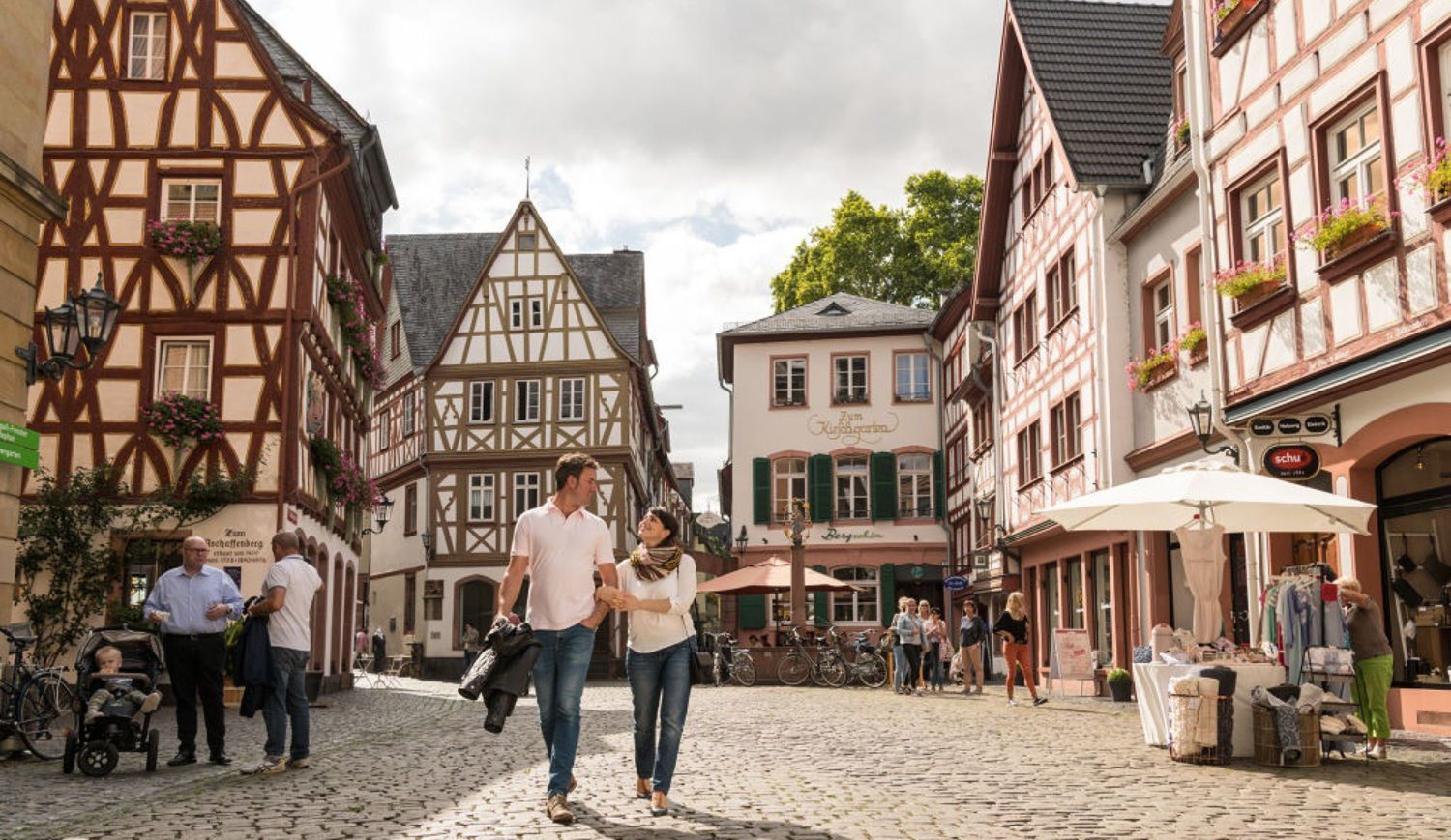 Couple strolling through the old town of Mainz