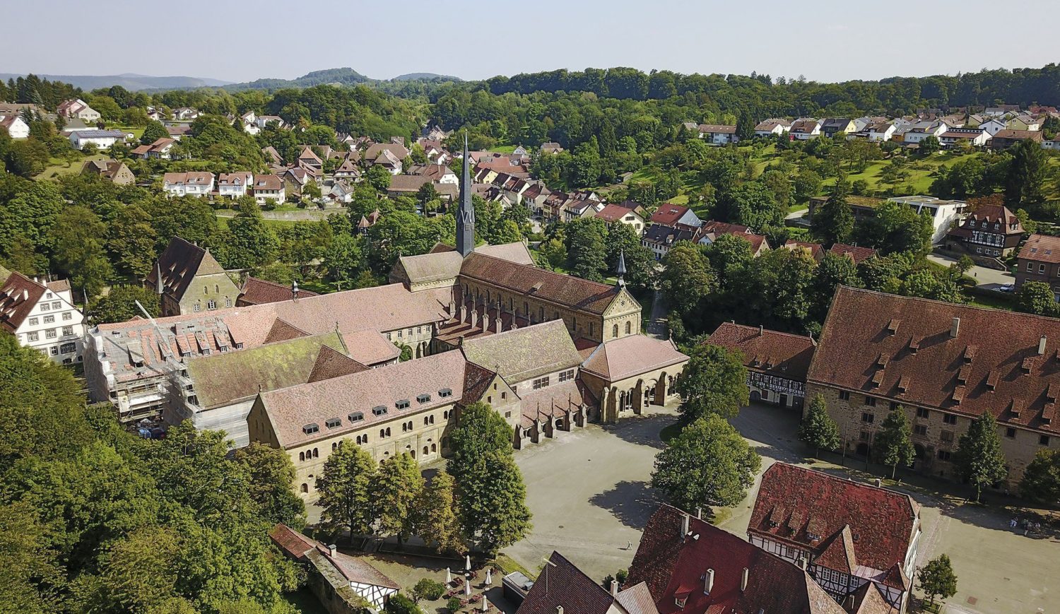 Kleine Läden, das Rathaus und eine Schule – das Kloster ist auch heute noch fester Bestandteil des Maulbronner Alltags © cmr – Joachim Negwer