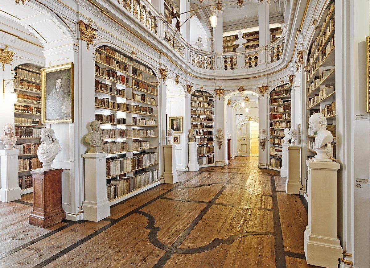 Magnificent treasure trove of books: the Rococo Hall in the world-famous Anna Amalia Library © Jens Hausprung / Thüringer Tourismus GmbH
