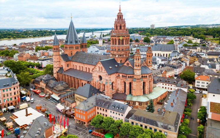 Mainz Cathedral has gigantic dimensions - 4000 people can celebrate a service in it