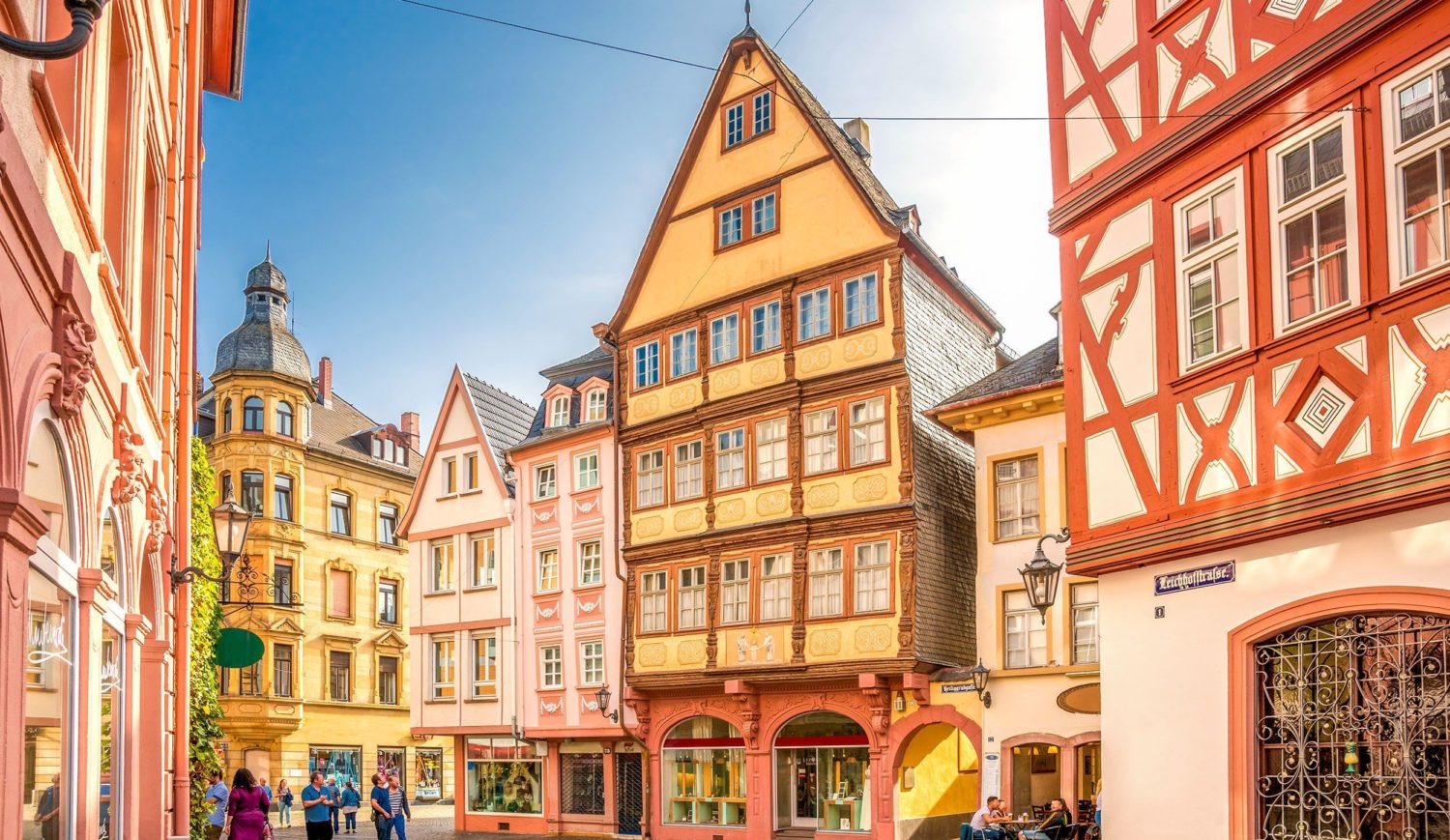The half-timbered facades in Mainz have been renovated with great attention to ornamental details