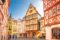 Die Fachwerkfassaden in Mainz sind mit viel Liebe zu ornamentalen Details renoviert worden