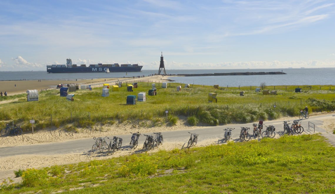 Guter Platz für Schiff-Spotter – Strand mit Kugelbake in Cuxhaven © Dieter Schinner
