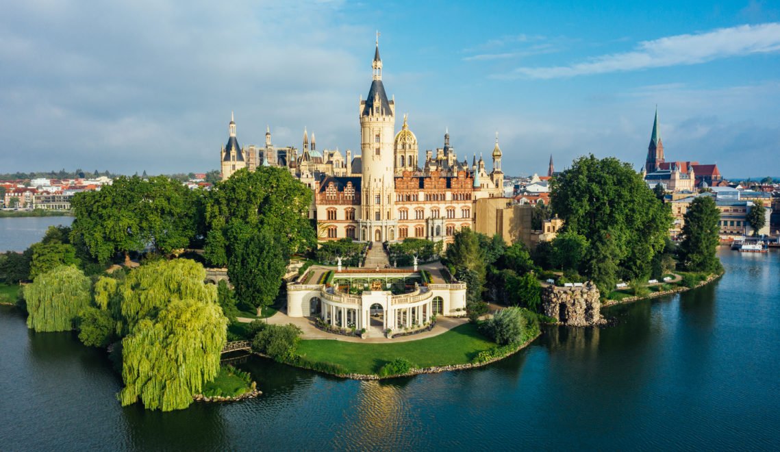 Situated on an island in the middle of the city - the pompous Schwerin Castle © Felix-Gänsicke