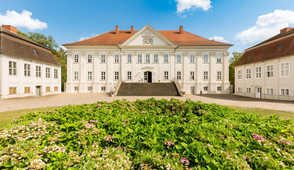 Schloss Hohenzieritz südwestlich von Neubrandenburg wurde im frühklassizistischen Stil erbaut © TMV/Kirchgessner