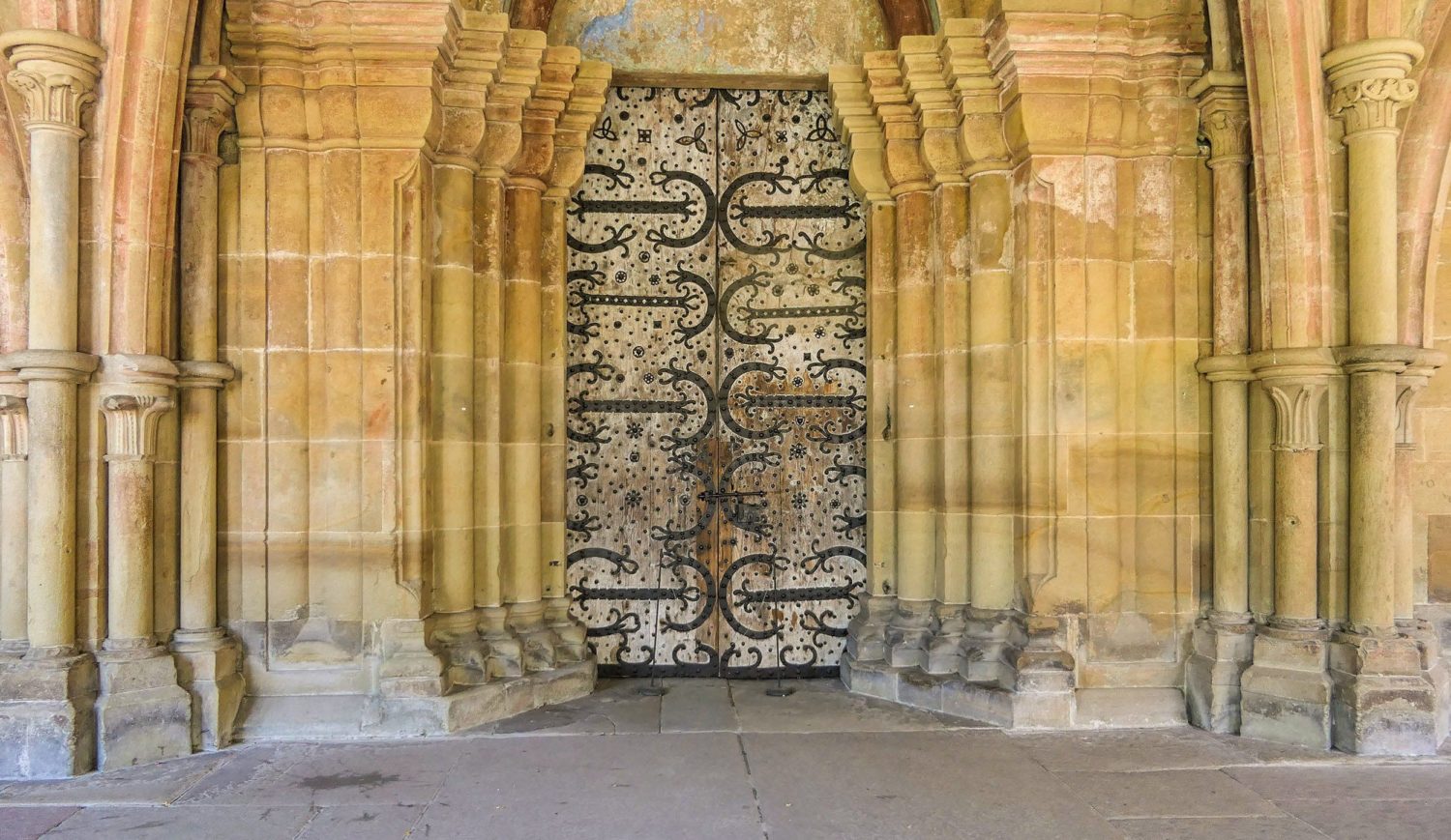 Diese Tür führte vom Paradies in das Haus Gottes, die Klosterkirche © cmr – Joachim Negwer