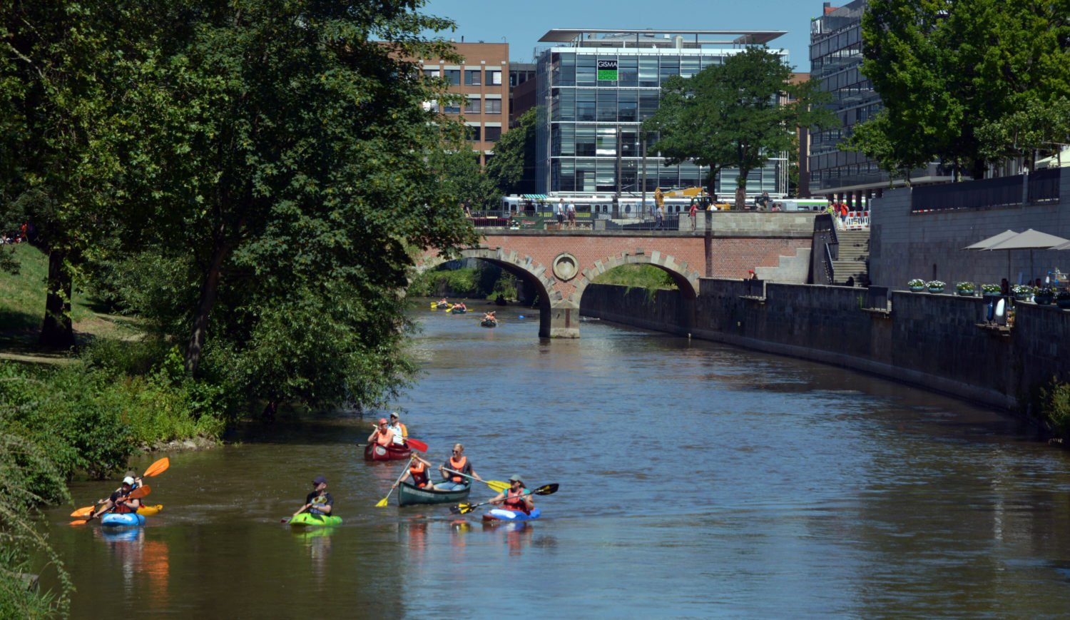 Vom Kanu aus erlebt man Städte ganz neu, hier in Hannover © fra - stock.adobe.com