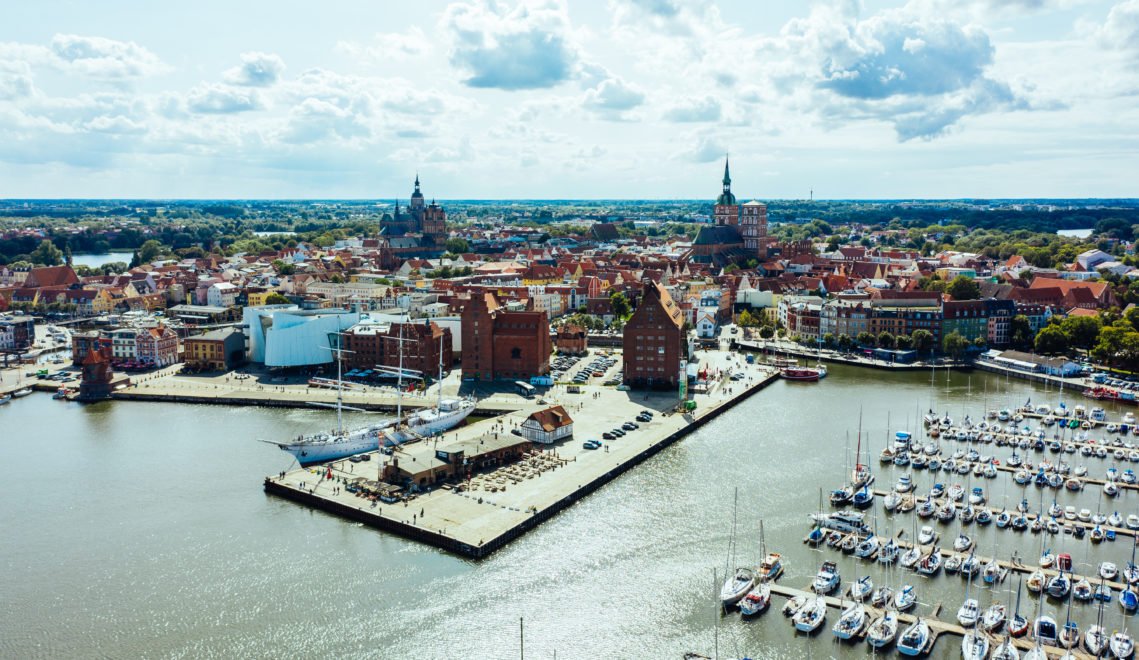 Bright red brick buildings characterize the historic core of Stralsund © TMV/Gänsicke