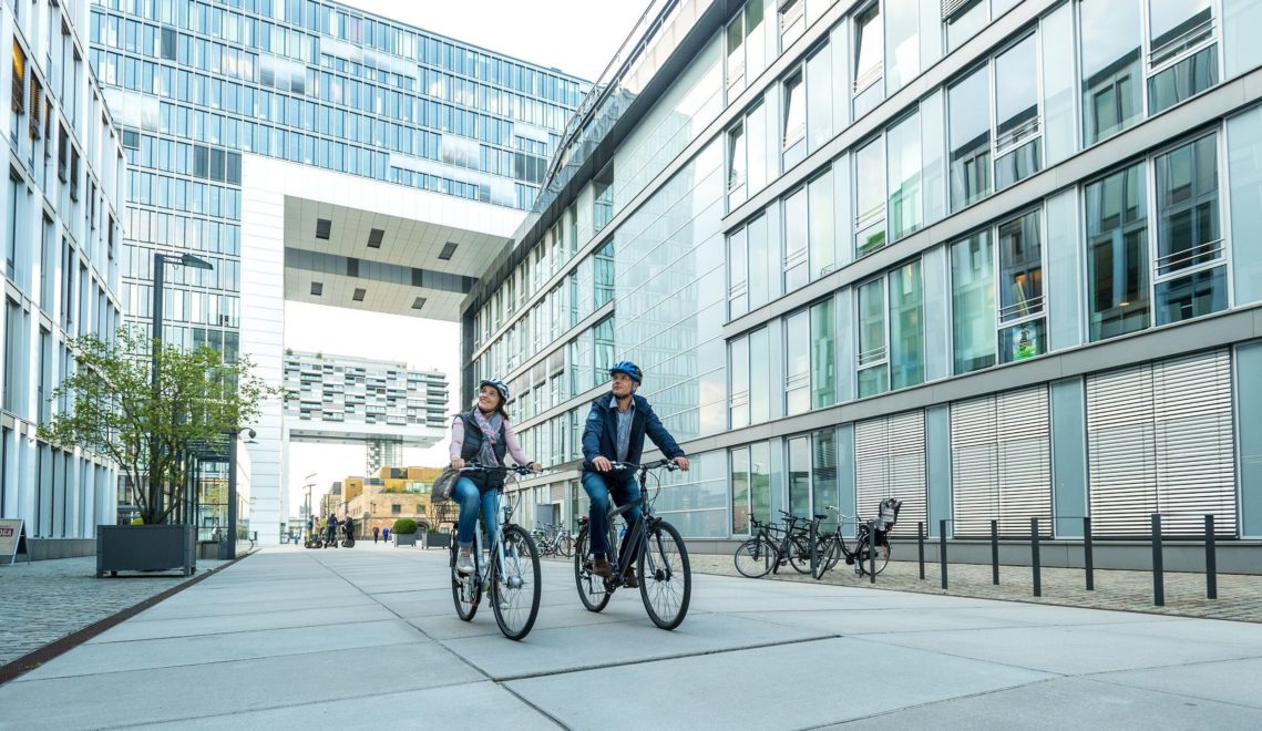 The Rhine Cycle Route leads through modern areas such as the hospitals © Dominik Ketz, Tourismus NRW e.V.