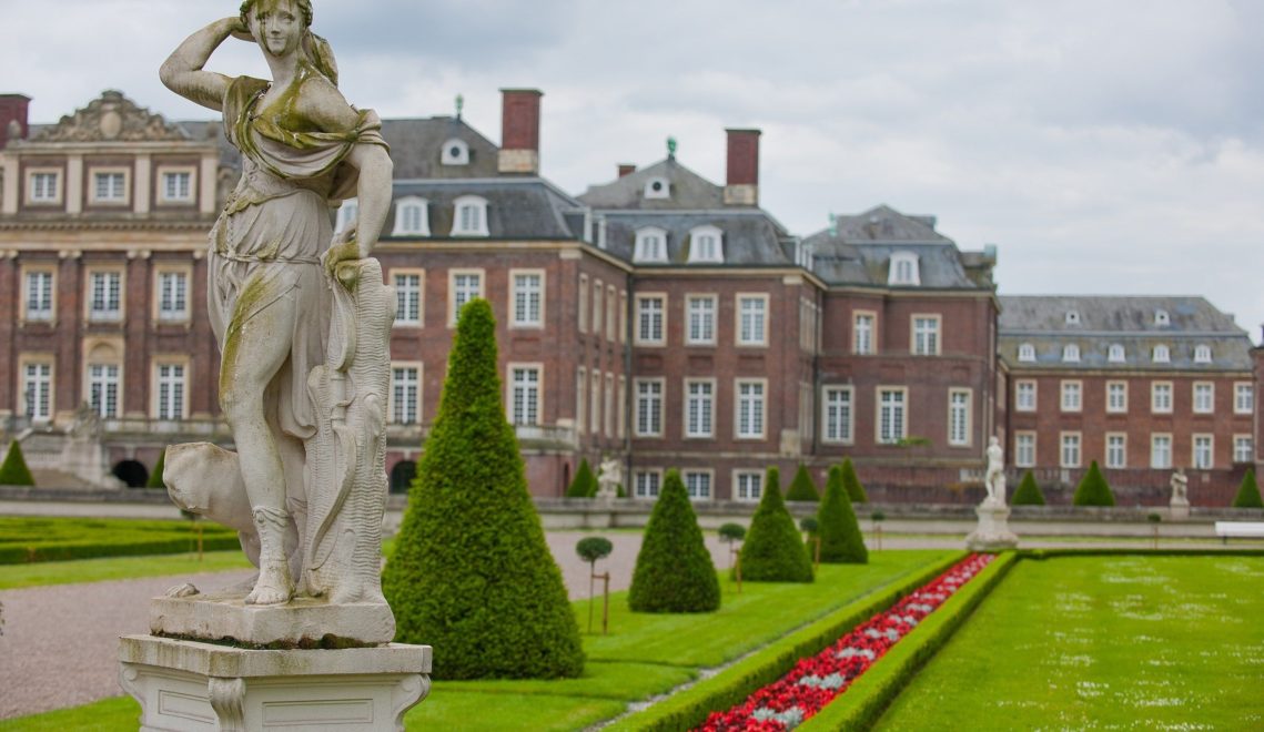 23 Alleen durchziehen den nach französischem Vorbild gestalteten Park von Schloss Nordkirchen. 385 Skulpturen stehen in dem barocken Landschaftsgarten © Oliver Franke, Tourismus NRW e.V.