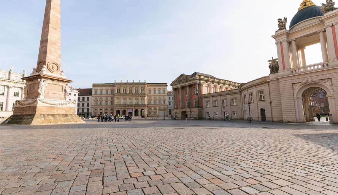 Numerous historic buildings surround the Old Market Square in Potsdam © TMB-Fotoarchiv/Steffen Lehmann