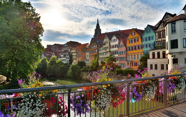 Tübingen am Neckar ist eine lebendige Studentenstadt