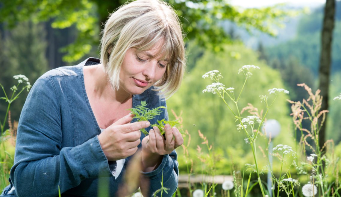 Herbalist Janet Hoffmann likes to go exploring and collect fresh wild herbs © Andreas Krone