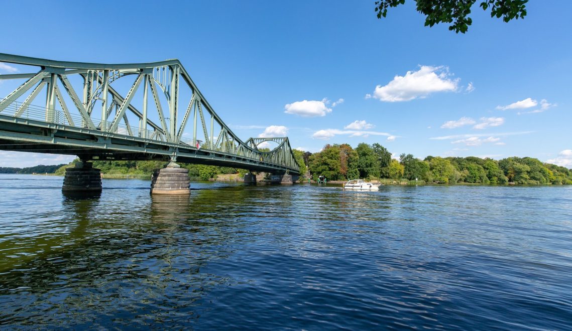 Die Glienicker Brücke verbindet Potsdam mit Berlin und war während des Kalten Krieges immer wieder Schauplatz für den Austausch von Agenten © TMB-Fotoarchiv/Steffen Lehmann