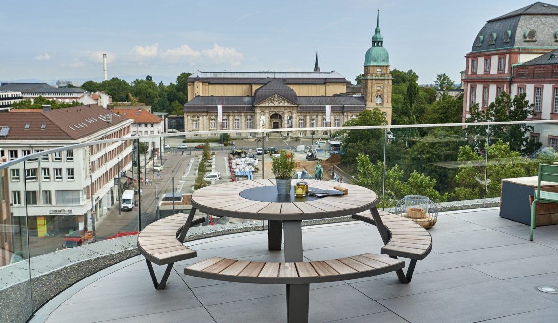 From Café Obendrüber in the center of Darmstadt, you have a good view over Friedensplatz and of the Hessisches Landesmuseum © floriantrykowski.com