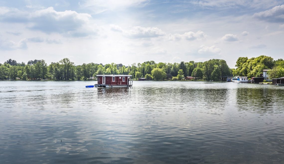 A different kind of vacation - with a houseboat on one of the numerous lakes in the Uckermark © TMB-Fotoarchiv/Steffen Lehmann