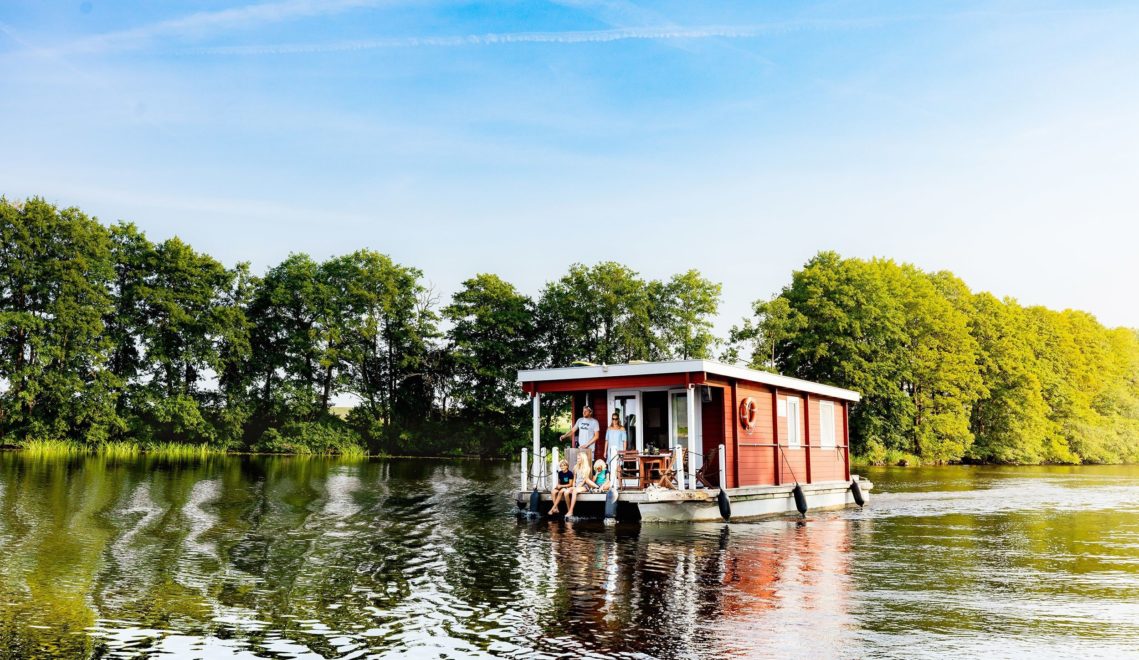 Vacation on the water? No problem in your own houseboat, for example on the Müritz © TMV/Kirchgessner