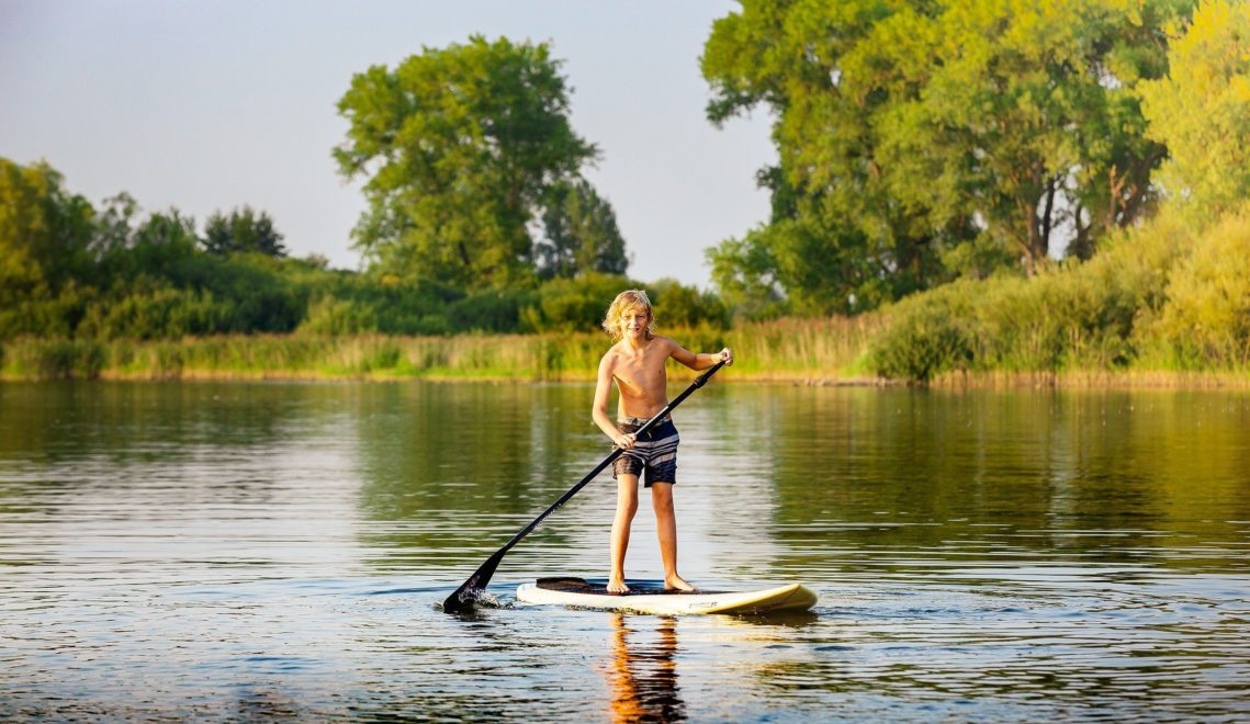 The stand-up paddling board lets you glide smoothly over the water © TMV/Kirchgessner