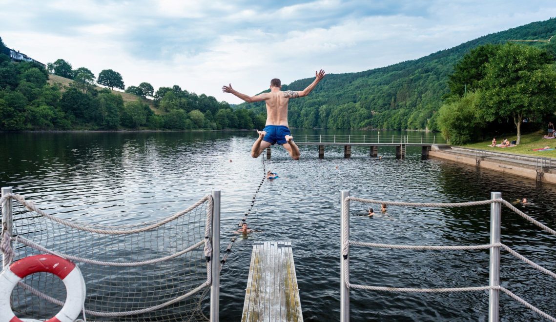 Cool off in the Einruhr natural adventure pool © Tourismus NRW e.V., Dominik Ketz