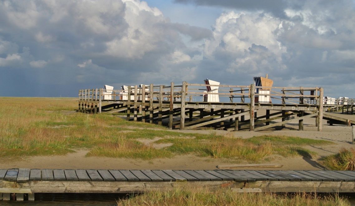 In St. Peter-Ording, beach chairs can also be found on the wooden boardwalks © TA.SH