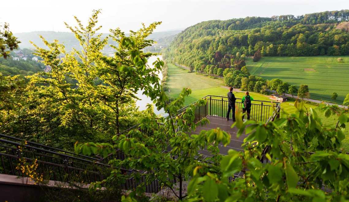 Bis zu 80 Meter erhebt sich der Weser-Skywalk über den gleichnamigen Fluss © Tourismus NRW e.V.