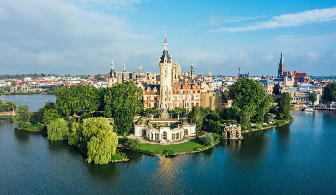 Fairytale castle on the lake - the building is one of the showpieces of romantic historicism in Europe © Felix Gänsicke