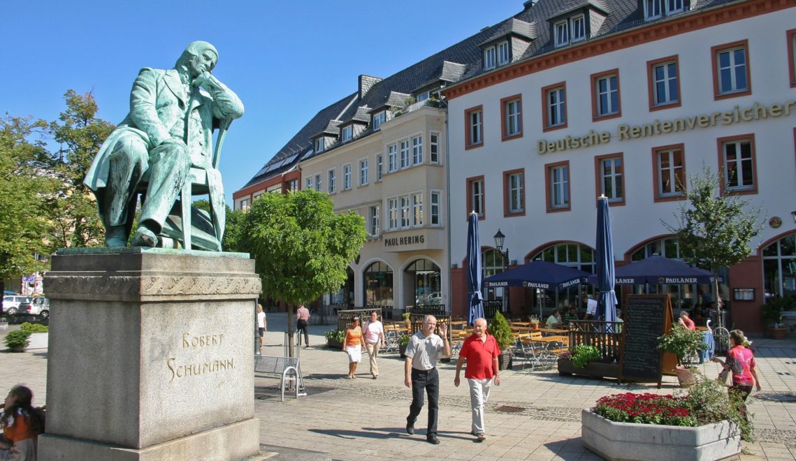 Nachdenklich oder verträumt? Das Robert-Schumann-Denkmal auf dem Zwickauer Hauptmarkt © Kultour Z