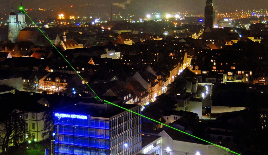 Der Gauß-Weber-Laser sendet regelmäßig kleine Nachrichten über die Stadt © Christoph Mischke