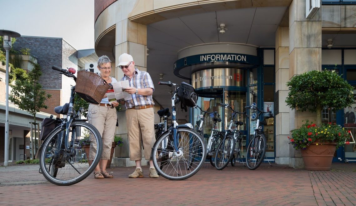 Pensioner in front of the tourist information in Lingen
