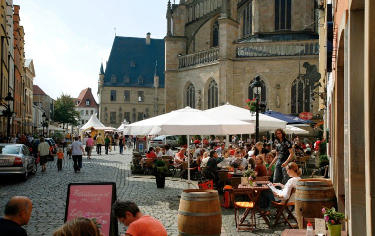Right behind the cathedral, the people of Osnabrück meet on Saturdays for the market © Roger Witte