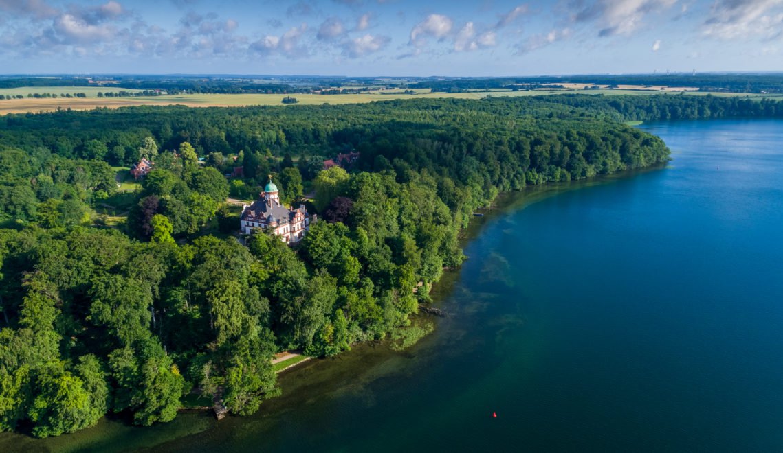 Surrounded by forest and not far from Lake Schwerin lies Wiligrad Palace © State Palaces, Gardens and Art Collections