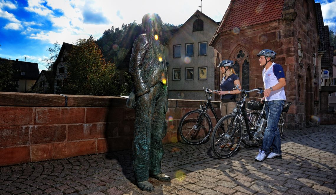 Auf der Nikolausbrücke steht eine Bronzestatue von Hermann Hesse