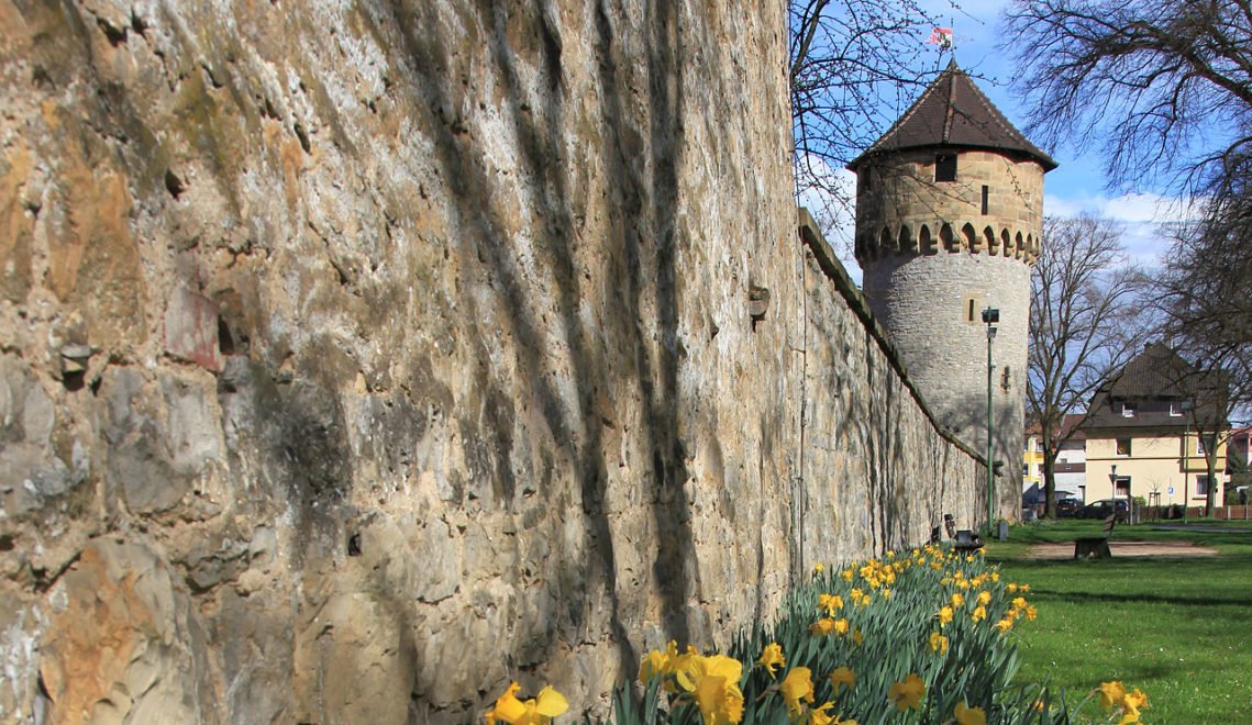 Teile einer alten Stadtmauer und ein Turm