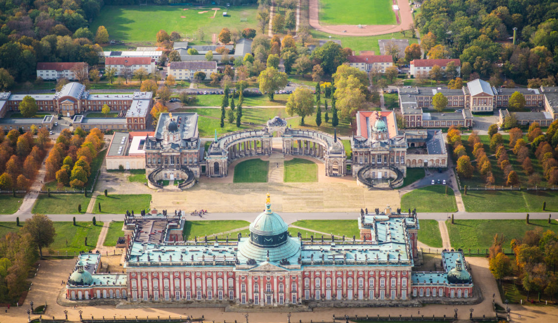 Das Neue Palais – erst aus der Luft erschließt sich die Anlage so richtig © Shutterstock/Mario Hagen