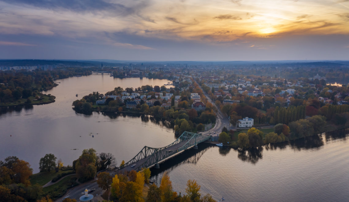 128 Meter ist die Glienicker Brücke über der Havel lang. In ihrer Mitte verläuft die Grenze zwischen Berlin und Brandenburg © Shutterstock/immodium