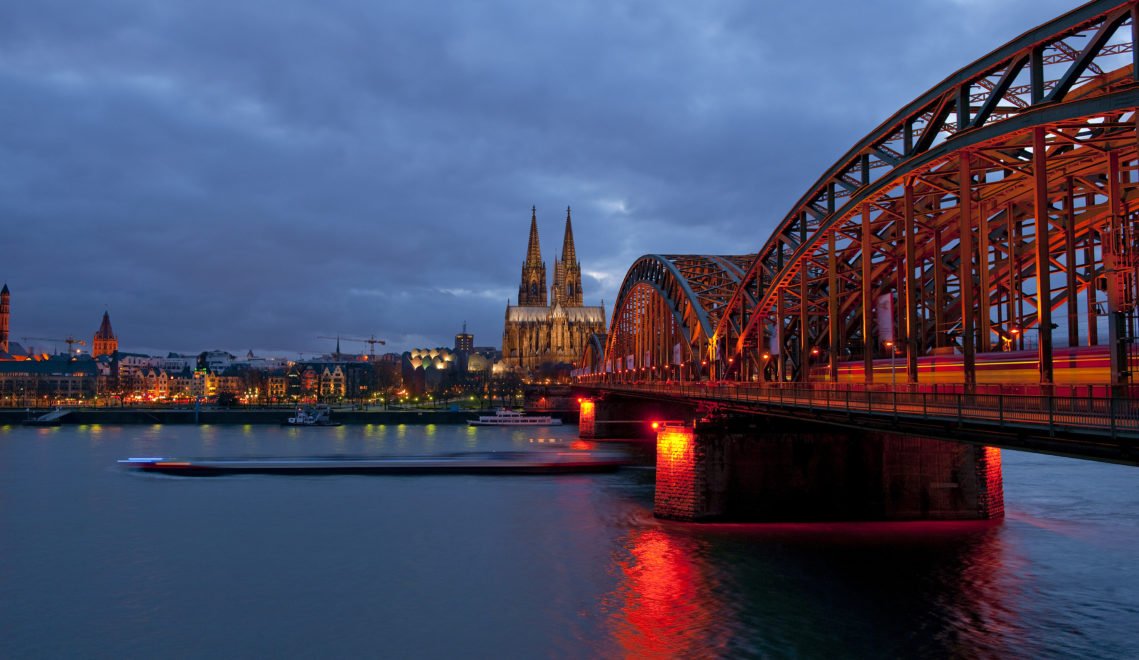 Die Hohenzollernbrücke in Köln bei Nacht