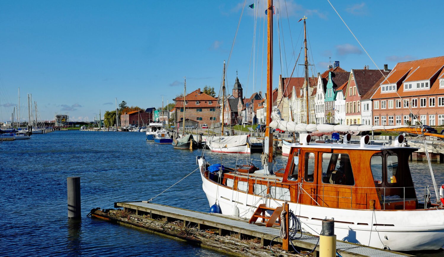 Im Binnenhafen von Glückstadt schaukeln kleine Fischer- und Segelboote ruhig auf der Elbe © Stephanie Albert - stock.adobe.com