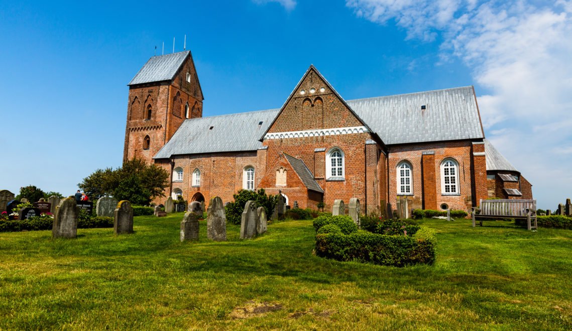 Besondere Sehenswürdigkeit zwischen Borgsum und Wyk: Der Friesendom, eine Kirche aus dem 13. Jahrhundert © Matthias - stock.adobe.com