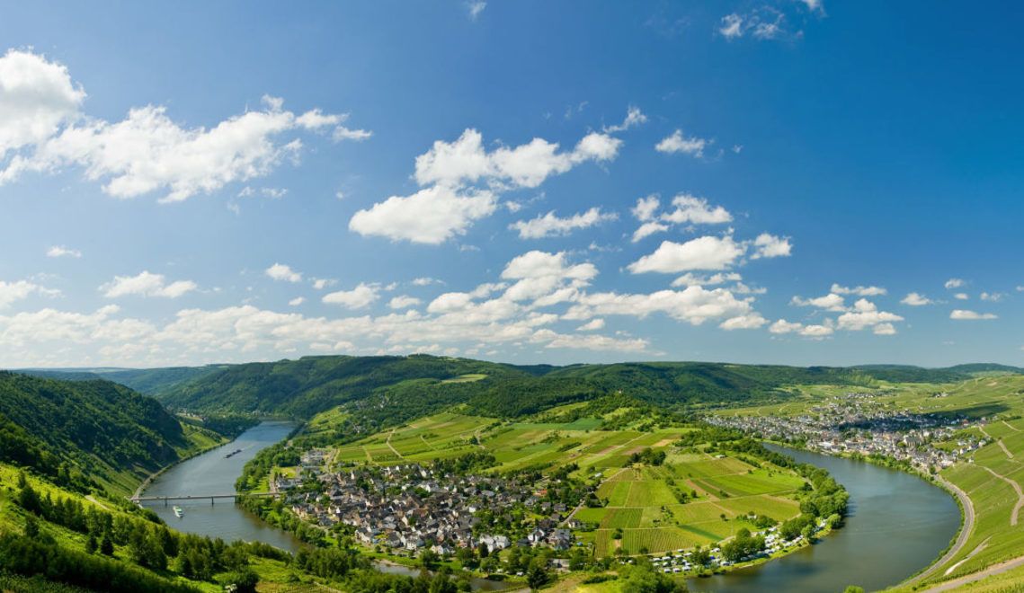 The wine village of Kröv is nestled in one of the most beautiful Moselle bends © Rheinland-Pfalz Tourismus GmbH / Ketz
