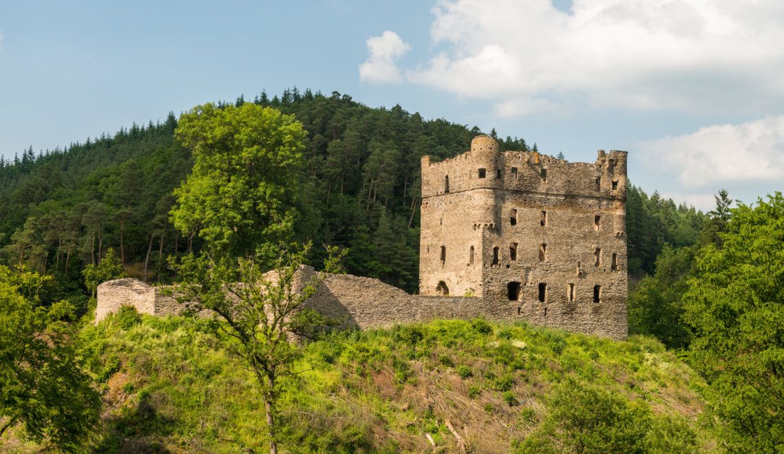 Eine traumhafte Aussicht auf die imposante Burgruine Balduinseck bietet sich Wanderern auf dem Masdascher Burgherrenweg