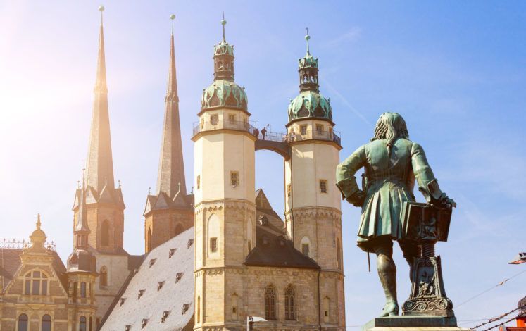 Blick auf das Händel-Denkmal und die Hausmannstürme der Marienkirche – nur zwei der zahlreichen kulturellen Highlights in Halle (Saale)