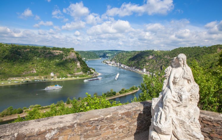 Die Loreley-Statue mit Blick über den Rhein ©AdobeStock/Alice_D