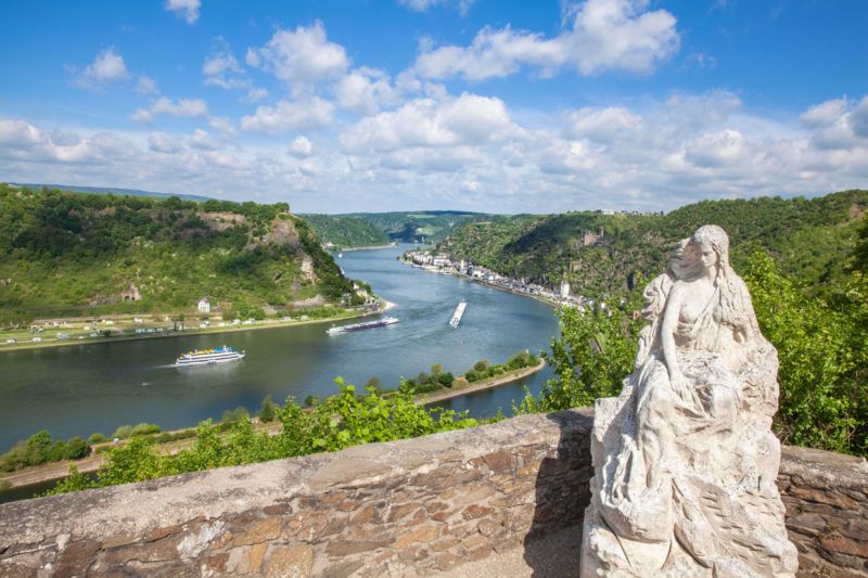 The Loreley statue overlooking the Rhine ©AdobeStock/Alice_D