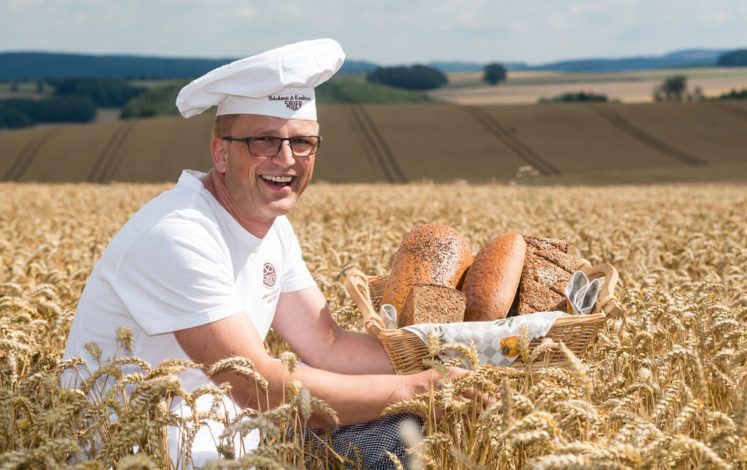 Chris Sauer, Bäcker aus Pretzschendorf, fertigt aus dem Getreide der umliegenden Felder feinstes Brot