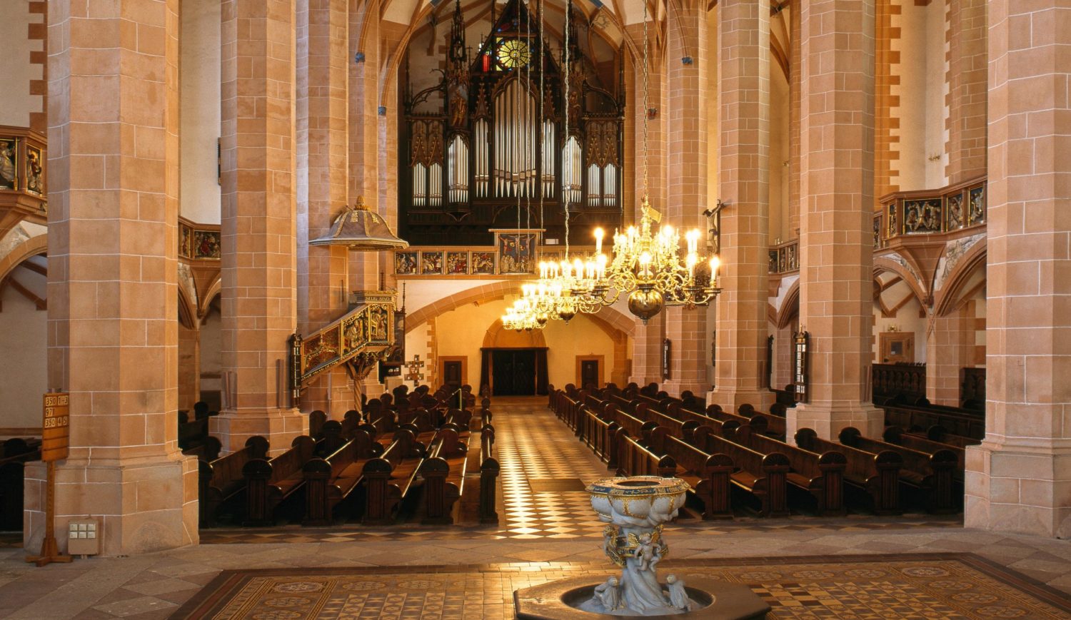 Die St. Annenkirche ist mit 65 Metern Länge und 40 Metern Breite die größte spätgotische Hallenkirche in Sachsen