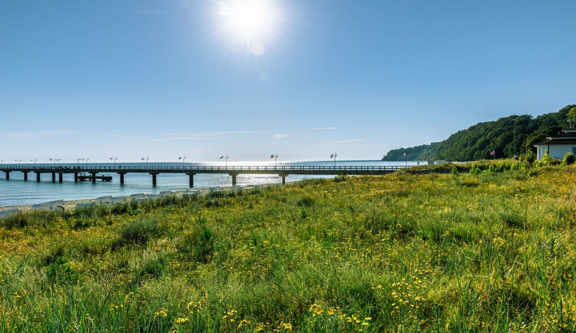 Raus aufs Meer, ganz ohne nass zu werden: Die 280 Meter lange Seebrücke von Göhren macht's möglich