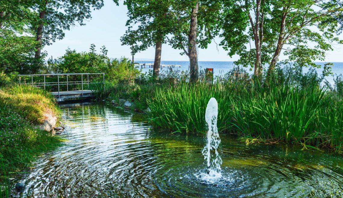 Es plätschert und sprudelt: Im Kneippgarten von Göhren gibt es jede Menge Möglichkeiten, Wassergüsse zu machen