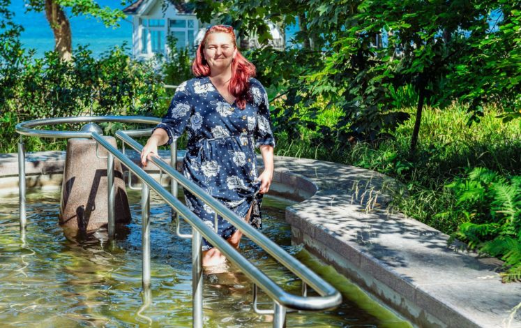 Educator Martina Hoppe regularly gets into the Kneipp pool. Preferably in the Kneipp garden in Göhren