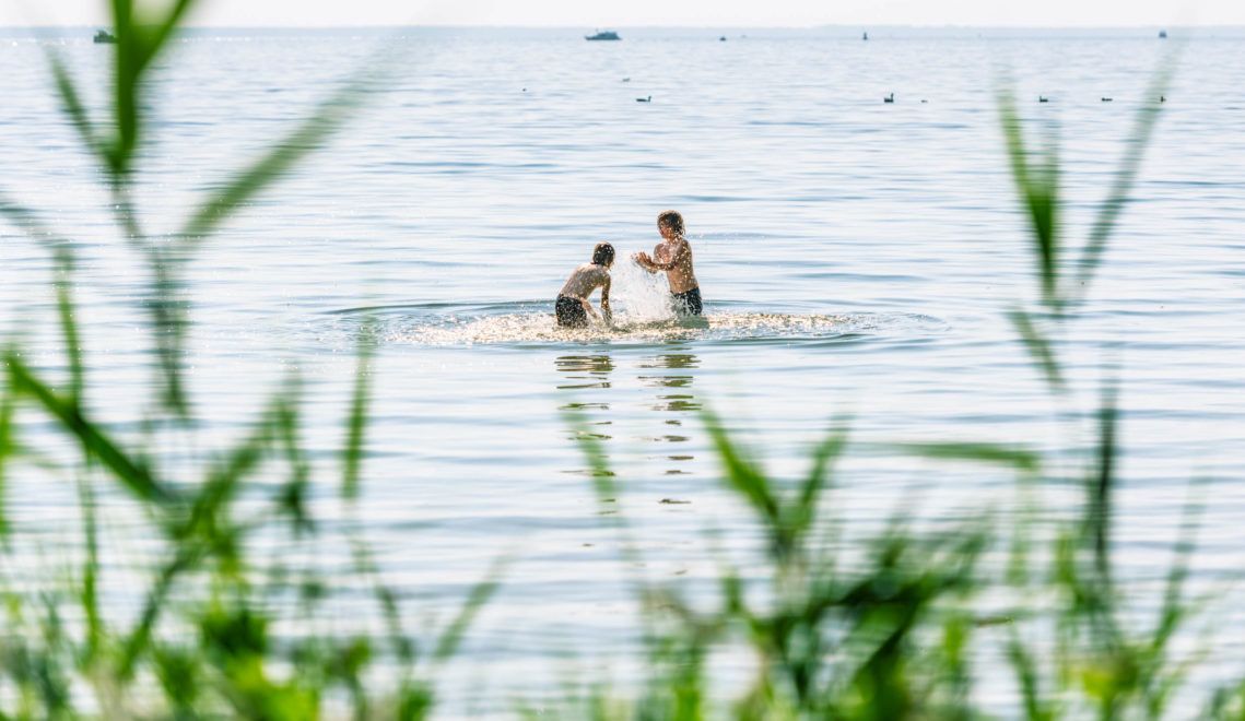 Ganz nach Schiller: „Es lächelt der See, er ladet zum Bade!“ Na, woher? Genau: Wilhelm Tell. Muss man aber nicht wissen, um in einem der Mecklenburger Seen seinen Spaß zu haben. ©TMV/Tiemann