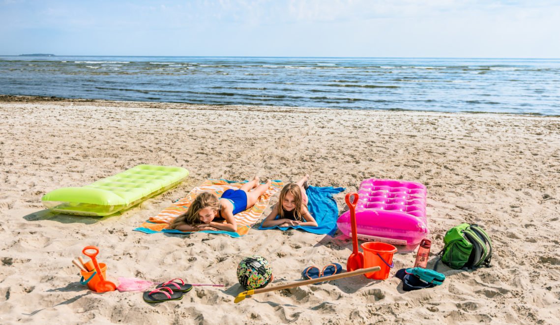 My air mattress, my shovel, our ball: families do well on the fine sandy beach of Trassenheide © TMV/Tiemann